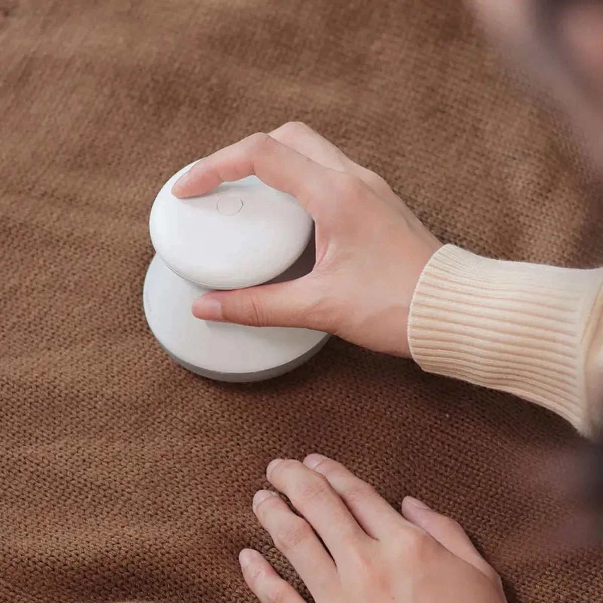 Solstedt® Pluizenverwijderaar - Ontpluizer - Ontpiller - Pluizenroller - Pluizentondeuse Oplaadbaar - Pluizendief - Incl. USB Kabel - Wit 10 Solstedt® Pluizenverwijderaar - Ontpluizer - Ontpiller - Pluizenroller - Pluizentondeuse Oplaadbaar - Pluizendief - Incl. USB Kabel - Wit - Afbeelding 8