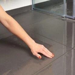 Secucare Anti Slip Spray 100ml - Antislip Voor Tegelvloeren -Huishoud Verkoop 1200x1200 1448