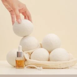 Apeiron Drogerballen - Droogballen - 6 XL Wasbollen - Droger - Duurzaam - Wasmachine - Wasverzachter - Energie Besparen - Zero Waste - Schapenvacht - Wol -Huishoud Verkoop 1200x1200 381