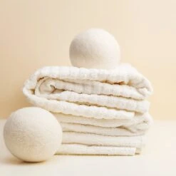 Apeiron Drogerballen - Droogballen - 6 XL Wasbollen - Droger - Duurzaam - Wasmachine - Wasverzachter - Energie Besparen - Zero Waste - Schapenvacht - Wol -Huishoud Verkoop 1200x1200 386
