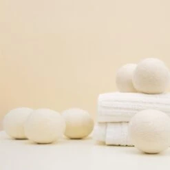 Apeiron Drogerballen - Droogballen - 6 XL Wasbollen - Droger - Duurzaam - Wasmachine - Wasverzachter - Energie Besparen - Zero Waste - Schapenvacht - Wol -Huishoud Verkoop 1200x1200 389
