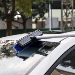 Navaris Telescopische Autowasborstel - Watergevoerde Wasborstel Voor Auto's En Ramen Met Uitschuifbare Lange Handgreep En Zachte Haren - Blauw -Huishoud Verkoop 1200x1200 786