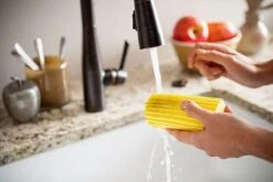 Scrub Daddy Damp Duster - Wonder Stoffer - Geel 9 Scrub Daddy Damp Duster - Wonder Stoffer - Geel -Huishoud Verkoop 1200x802 1