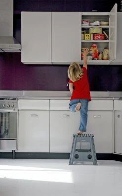 PUHLMANN - Inklapbare Kruk, JAMES, Plastic, Grijs, 40 Cm Hoog, Max 90 Kilo -Huishoud Verkoop 748x1200 1