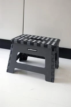 PUHLMANN - Inklapbare Kruk, JAMES, Plastic, Grijs, 22 Cm Hoog, Max 100 Kilo -Huishoud Verkoop 797x1200 2
