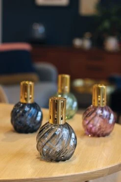 Ashleigh & Burwood Lampenolie Geurolie - Freesia & Orchid 250 Ml -Huishoud Verkoop 800x1200 21